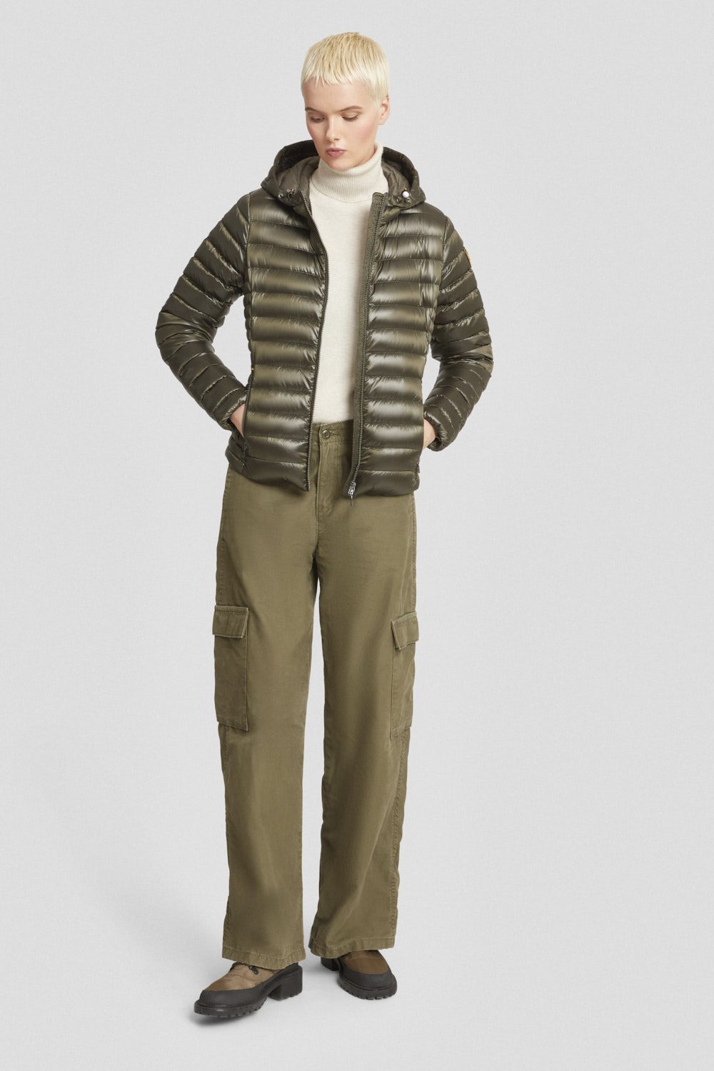 immagine piumino leggero donna con cappuccio verde militare