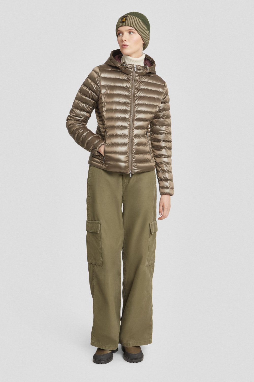 Piumino leggero beige scuro con cappuccio