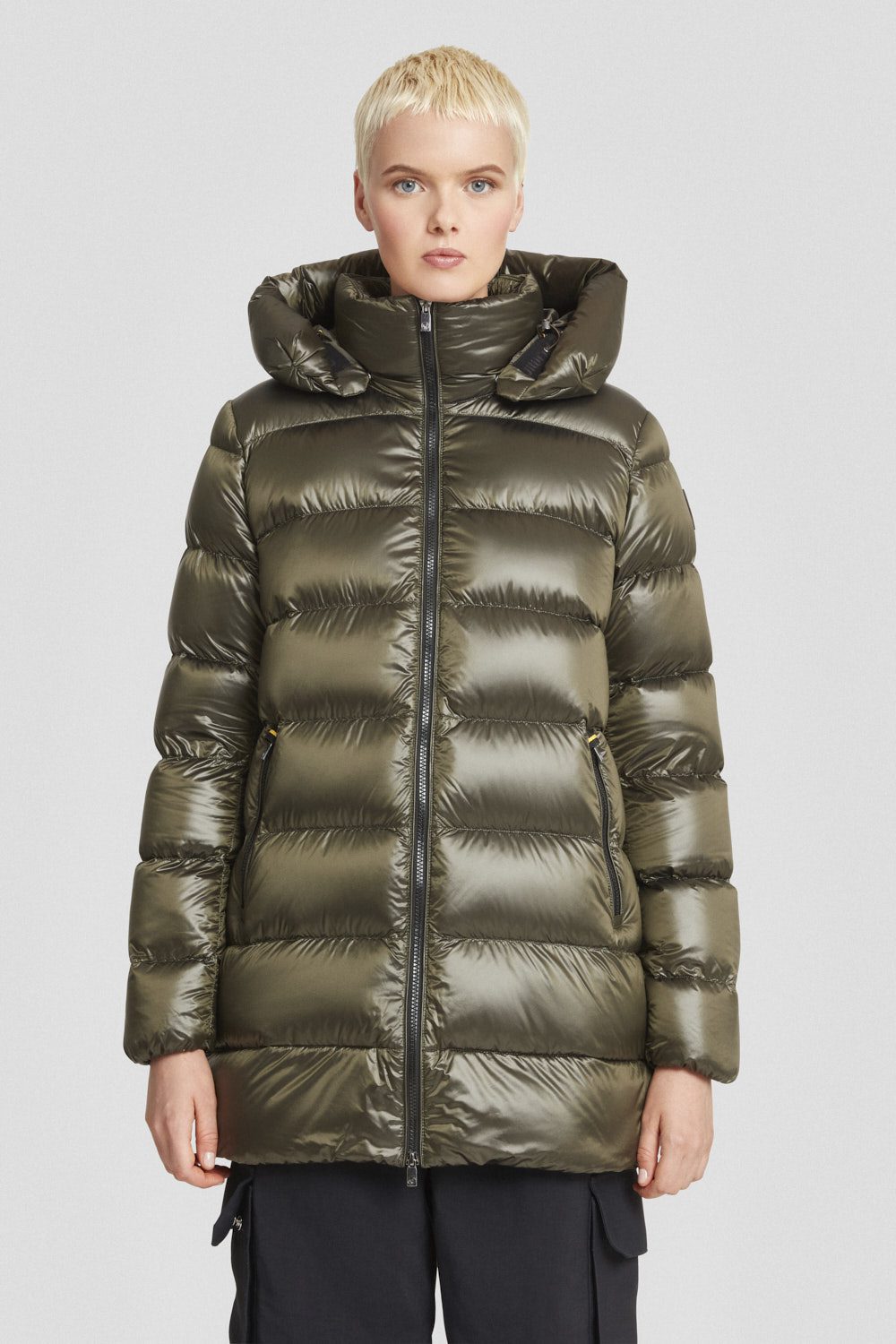 Piumino medio-lungo verde militare con cappuccio staccabile