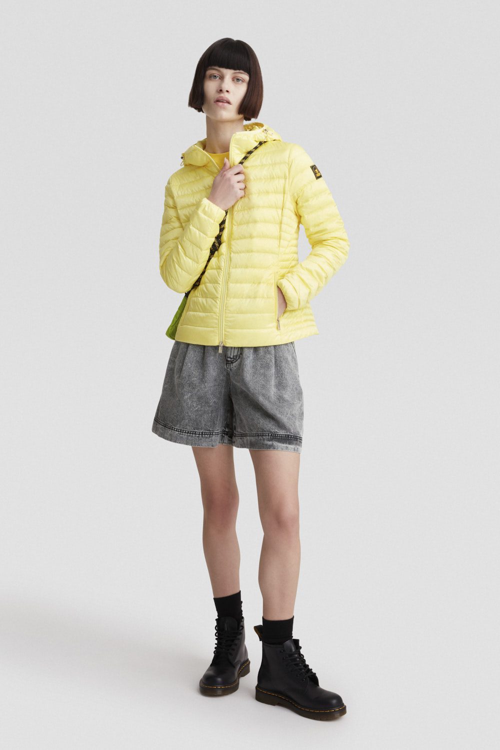 Piumino leggero giallo con cappuccio in vera piuma