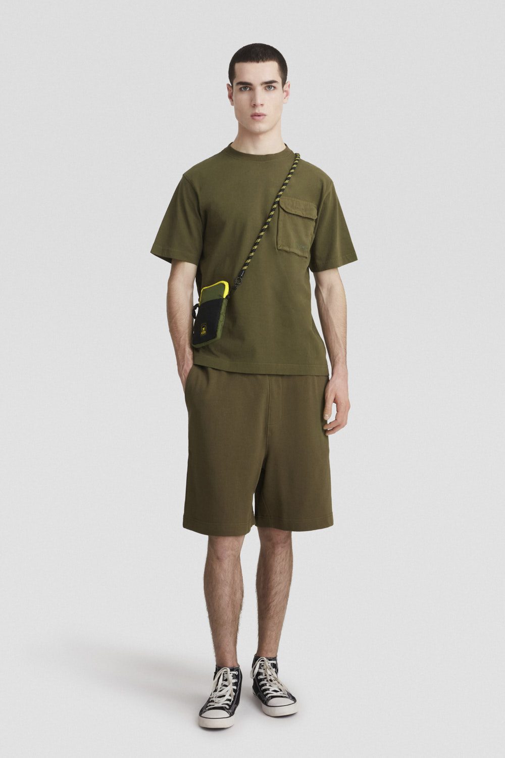 T-shirt girocollo in cotone verde con tasca