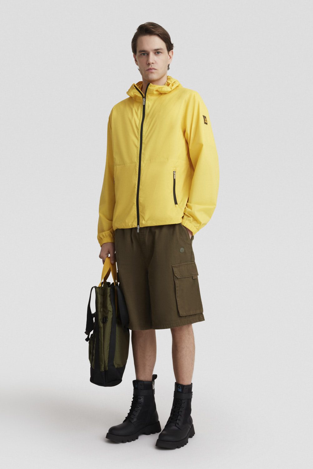 Giacca leggera antivento gialla con cappuccio