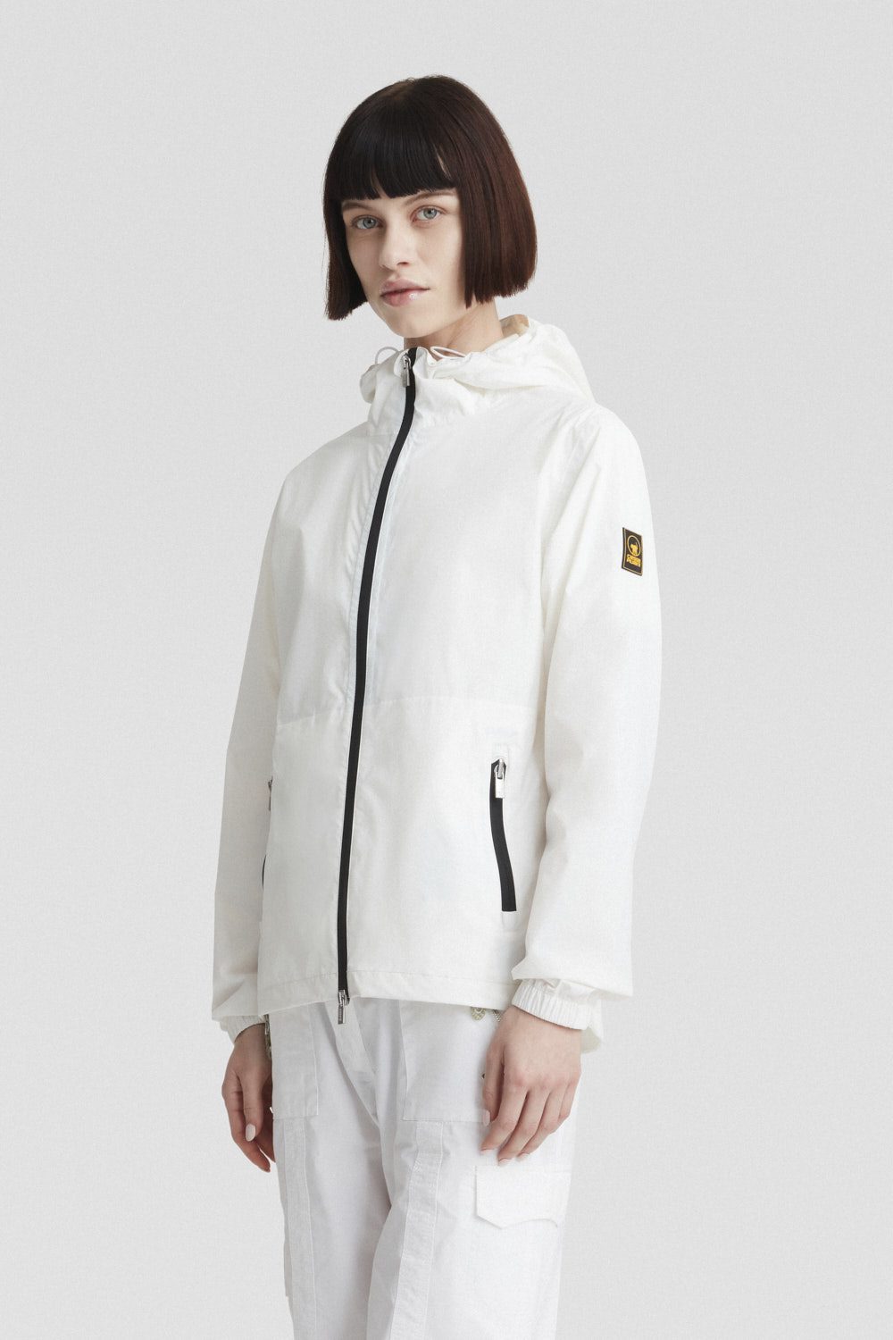 Giacca leggera antivento bianca con cappuccio