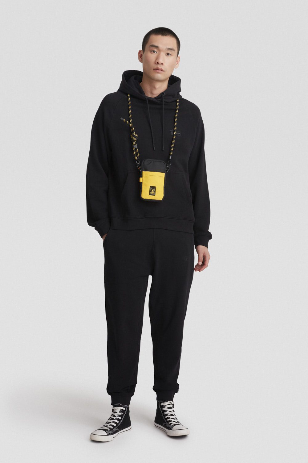 Felpa nera con cappuccio