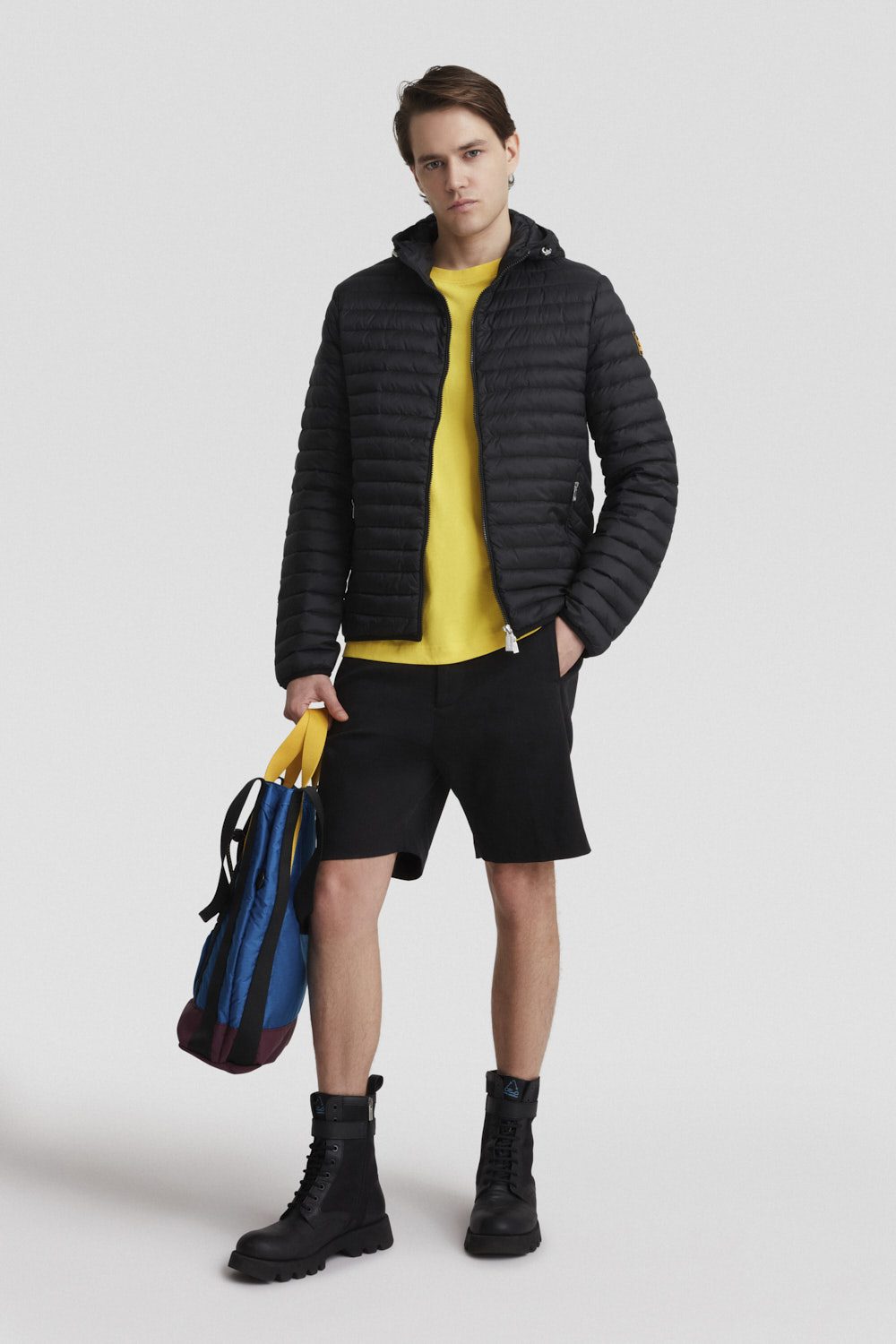 Piumino nero leggero opaco con cappuccio in vera piuma