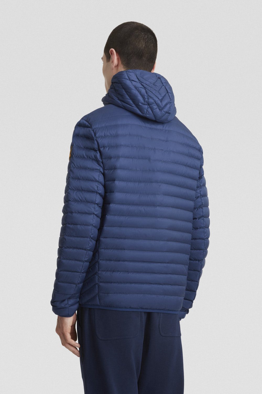 LARRY-3.0-_Piumini-leggeri_255CFMJ00126N0210D334XXP_Indossato_3.jpg LARRY 3.0 Piumini leggeri 255CFMJ00126N0210D334XXP Indossato 3