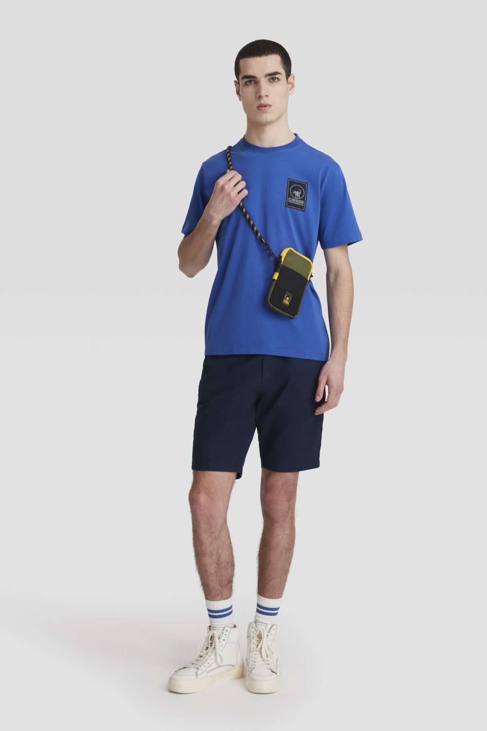 T-shirt girocollo in cotone blu acceso