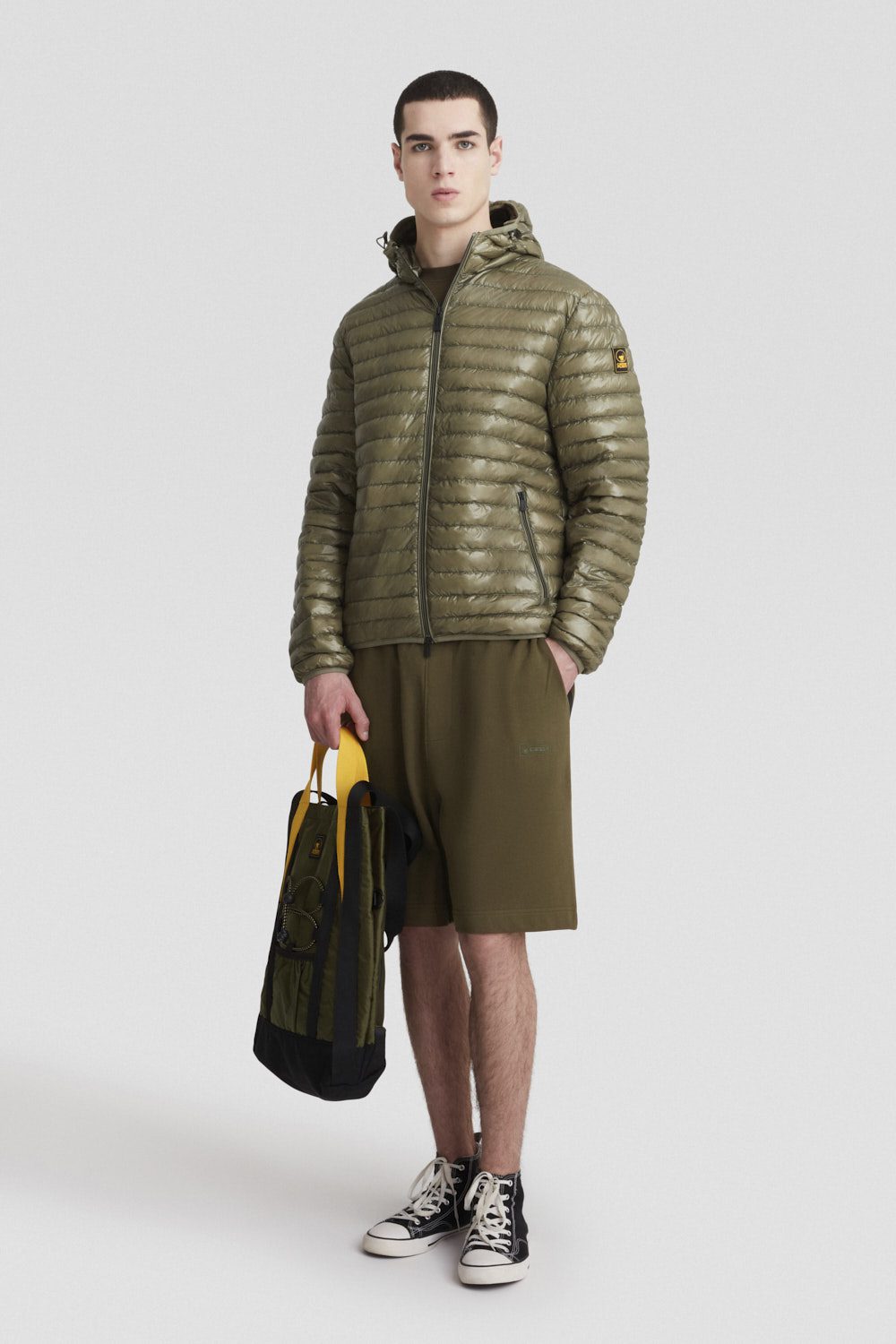 Piumino leggero verde lucido con cappuccio in vera piuma