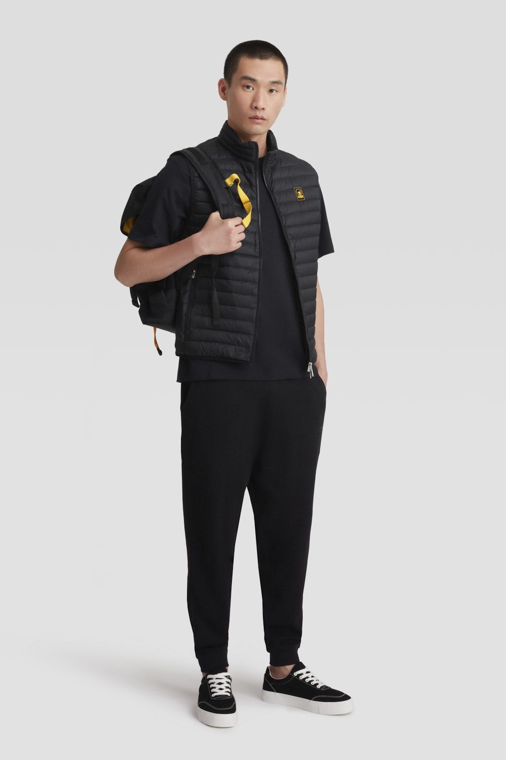 Piumino nero smanicato imbottito in vera piuma