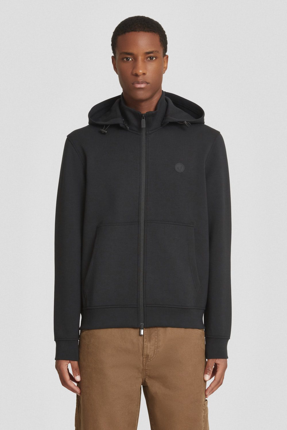 Felpa nera con cappuccio staccabile