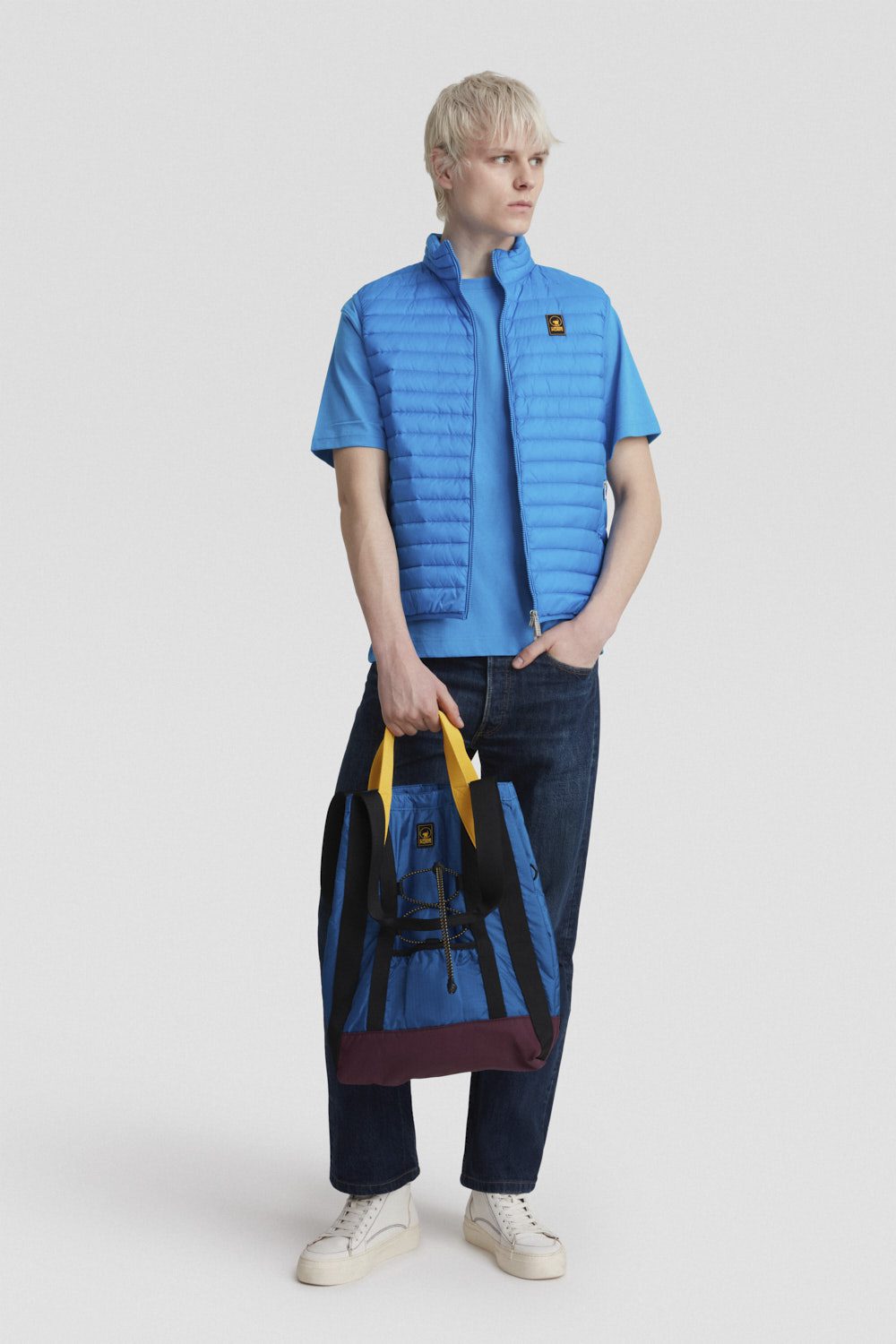 T-shirt girocollo in cotone blu acceso