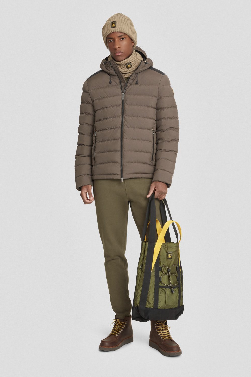 Piumino corto marrone con cappuccio