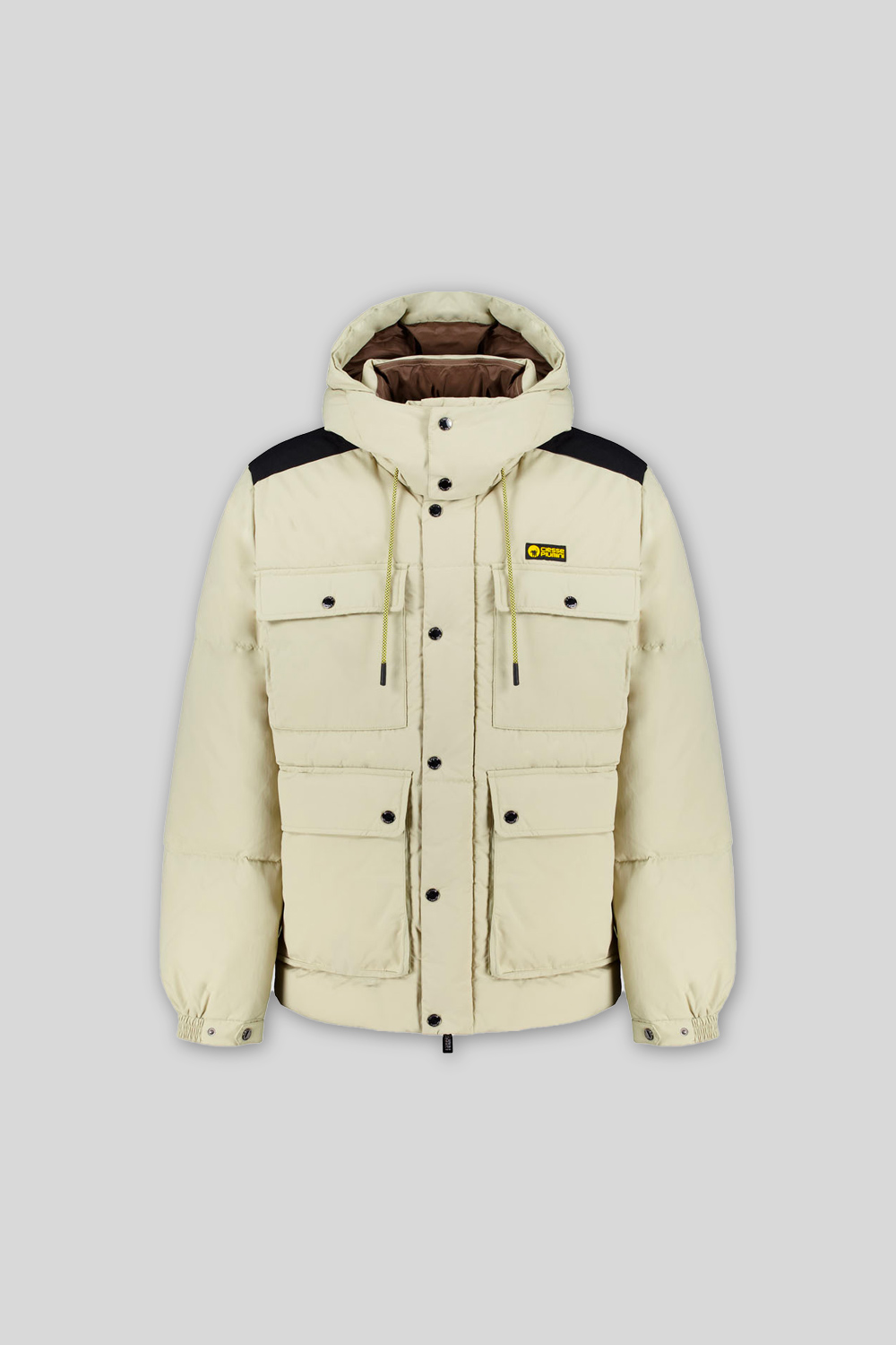 ALASKA – PIUMINO UNISEX COLOR SABBIA 4 TASCHE CON CAPPUCCIO STACCABILE 100% RICICLATO